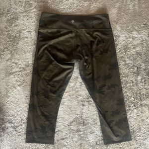 Never worn Lululemon cropped Camo Align Leggings Size 10 ✨